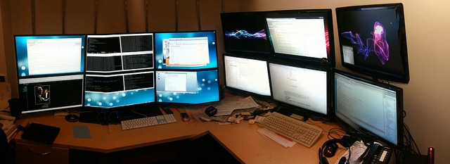 Több monitort figyel egyszerre? Ajjaj!