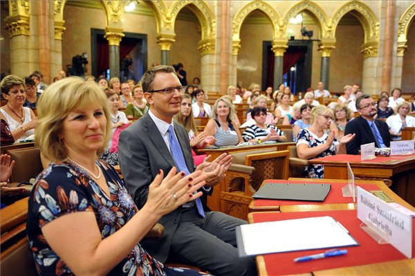 Konferencia az anyatejes táplálás világnapja alkalmából az Országházban