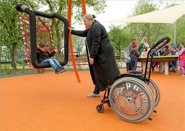 Mozgáskorlátozott gyerekeknek épített játszóteret adtak át Győrben