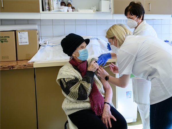 Koronavírus - Idősek második oltása Székesfehérváron