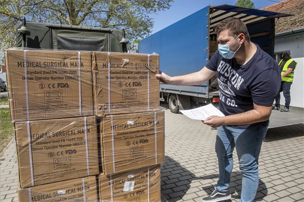 Koronavírus - Védőfelszerelés-szállítmány érkezett a Békés Megyei Központi Kórházba