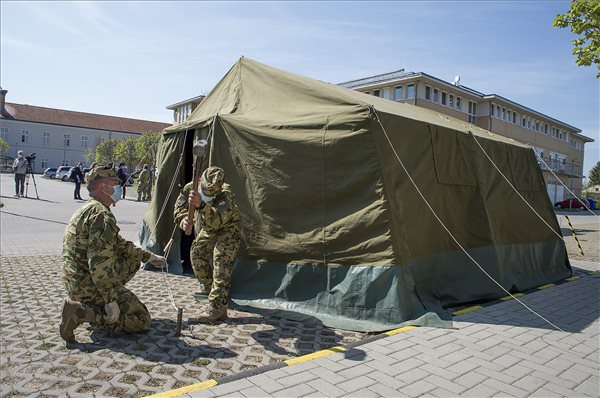 Koronavírus - Szűrősátrat állítottak fel a kisbéri kórház előtt