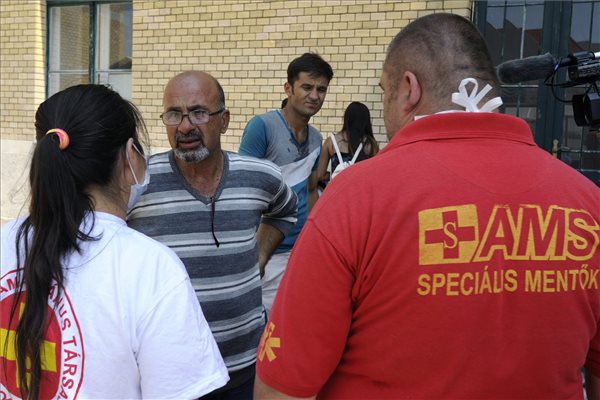 Naponta több száz illegális bevándorlót látnak el a speciális mentők Szeged környékén