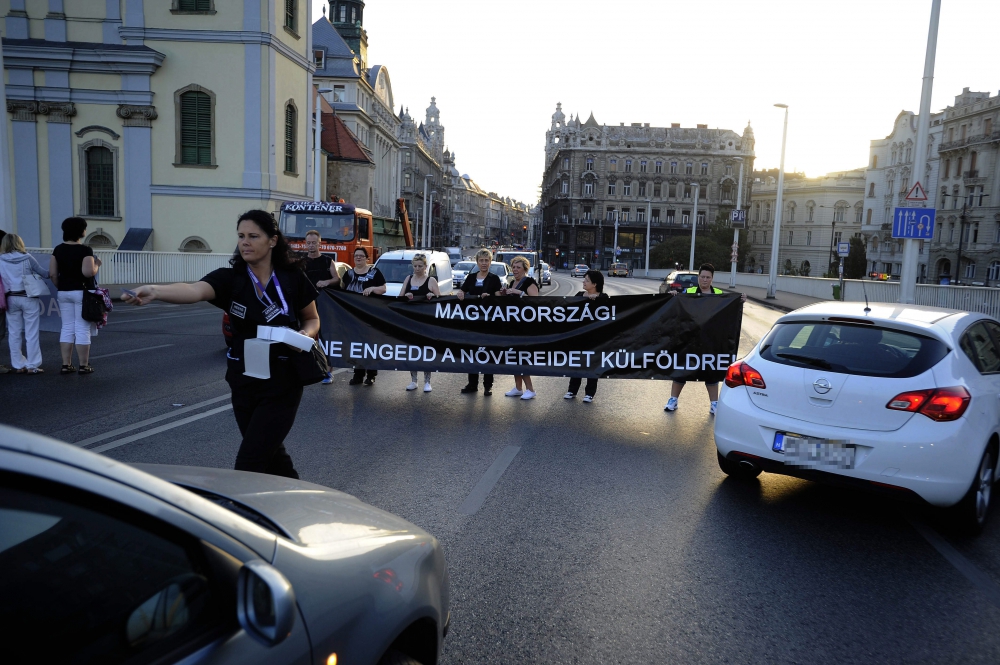 Az Erzsébet hidat egy rövid időre eltorlaszolták egészségügyi dolgozók 