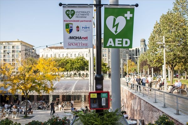 Budapest első közterületi defibrillátorát az Erzsébet téren helyezték üzembe 