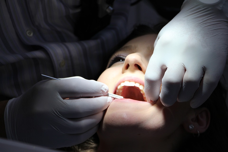 A nyelvpiercing tönkre teheti a fogakat